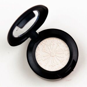 BNNB MAC Fresh Daisy Eyeshadow (Frost)